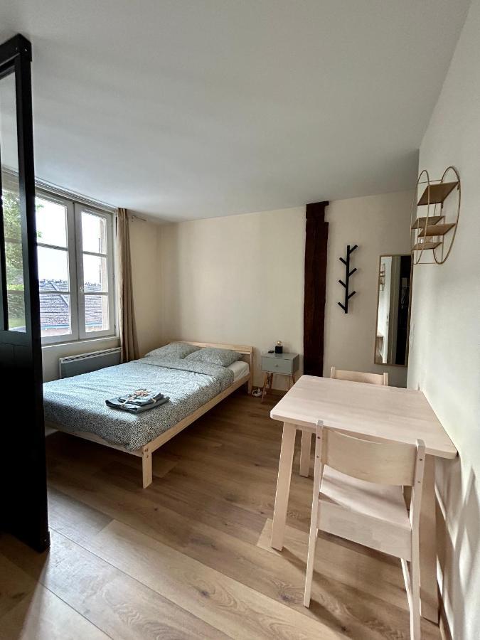 Appartement Bords De L'Eure Charmant Studio Chartres Esterno foto